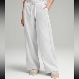 Lululemon Scuba Mid-rise wide leg pant full length. Size 6. Heathered Grey.